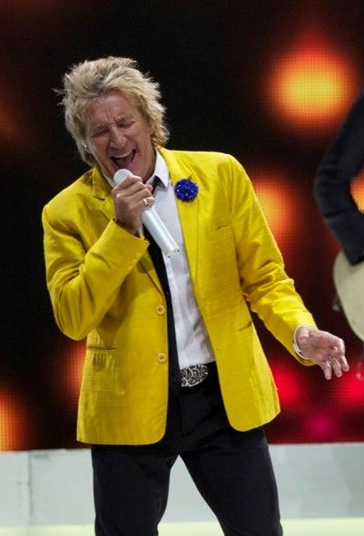 On Hogmanay, Sir Rod Stewart honours his Scottish heritage. — SimpleNews